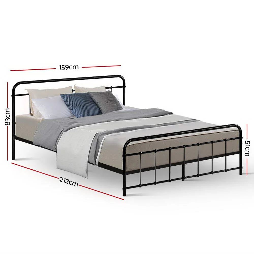 Black metal bed frame with headboard and footboard, gray bedding, pillows, and dimensions in centimeters
